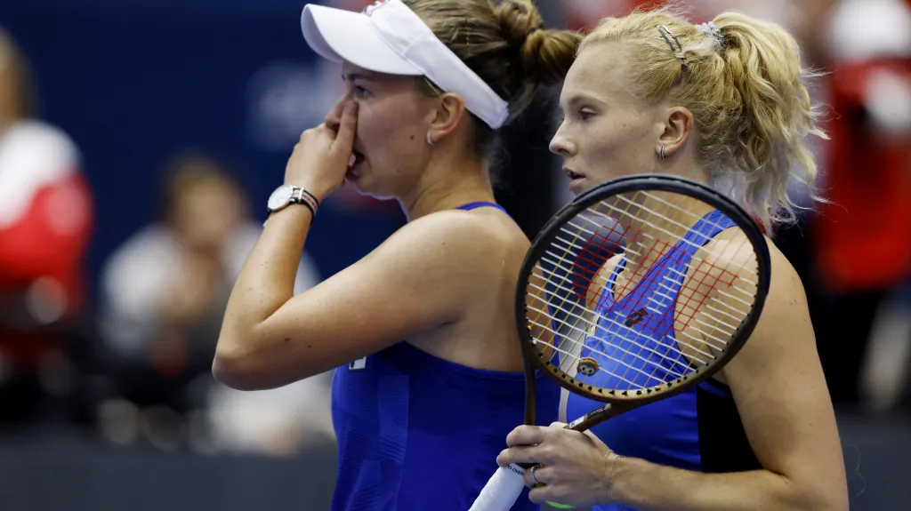 Barbora Krejčíková (vlevo) a Kateřina Siniaková na BJK Cupu