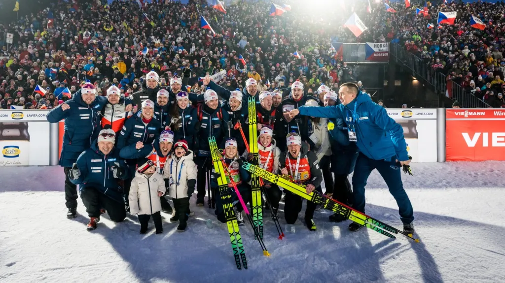 Čeští biatlonisté po zisku bronzové medaile pro mix štafetu