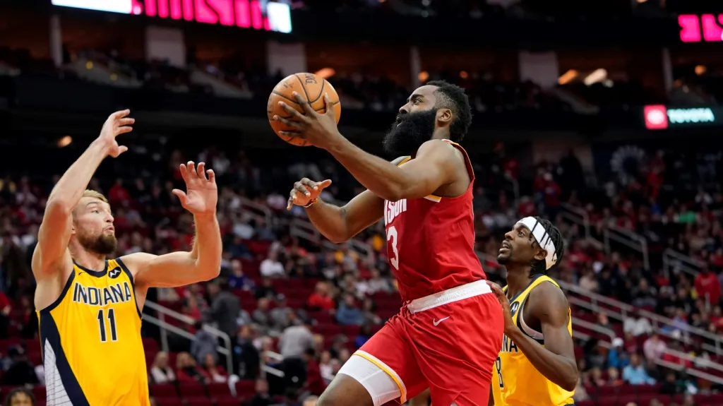 James Harden z Houstonu střílí na koš v utkání s Indianou
