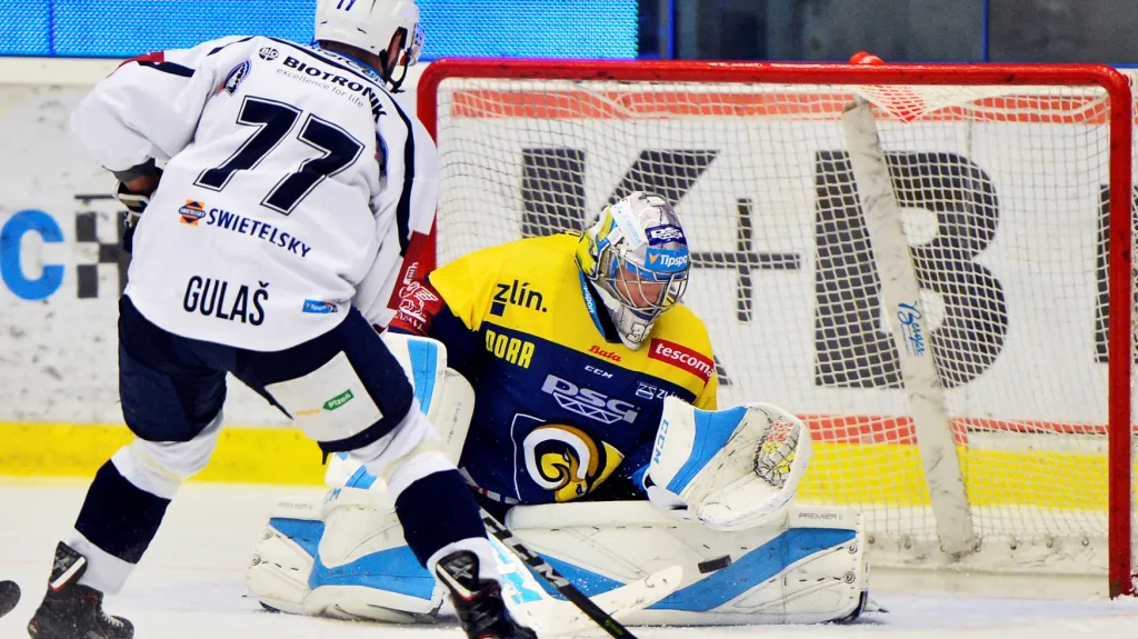 Milan Gulaš z Plzně se snaží překonat brankáře Zlína Jakuba Sedláčka