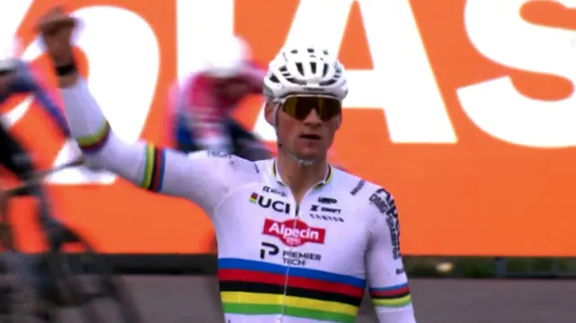 Finiš závodu SP v cyklokrosu v Maasmechelenu a ohlas van der Poela