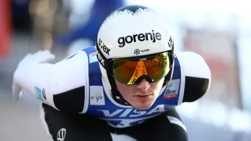 Skoky Anže Laniška a Domena Prevce na velkém můstku ve Wisle