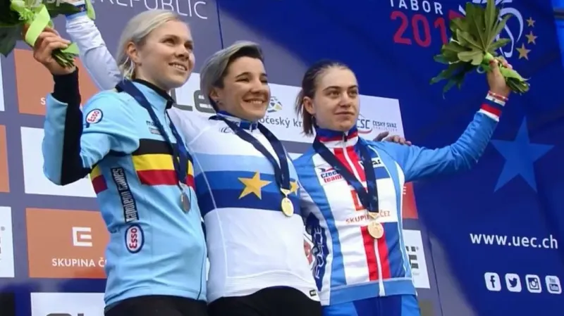 Medailový ceremoniál ME v cyklokrosu po závodě žen do 23 let