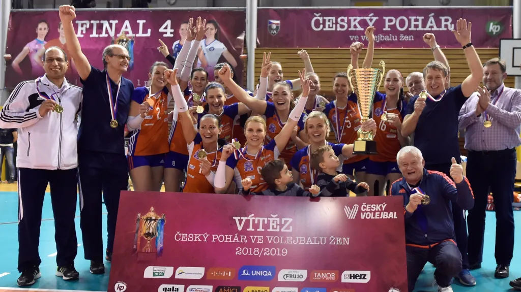 Olomoucké volejbalistky s trofejí pro vítězky Českého poháru