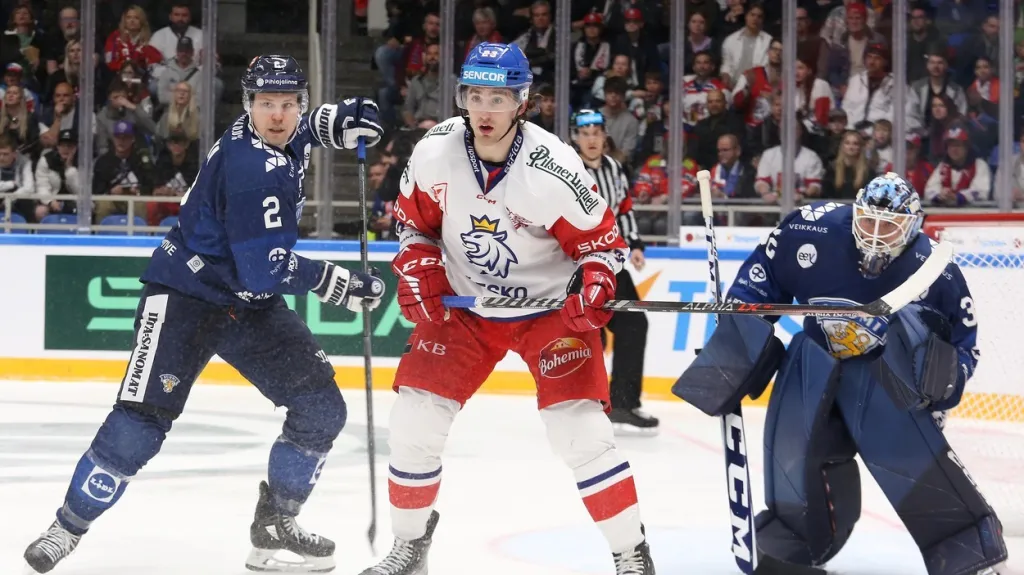 Lukáš Sedlák v práci před brankou Finů v přesilovce