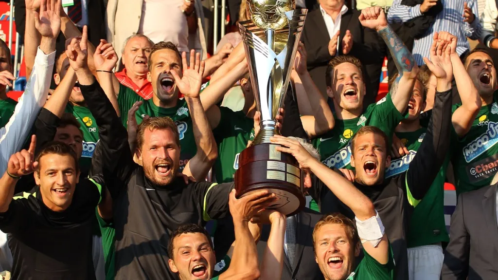 Hráči Jablonce s trofejí Superpoháru