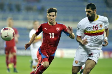 Český zálozník Michal Trávník bojuje o míč s Goranem Milojkem z černohorské jednadvacítky