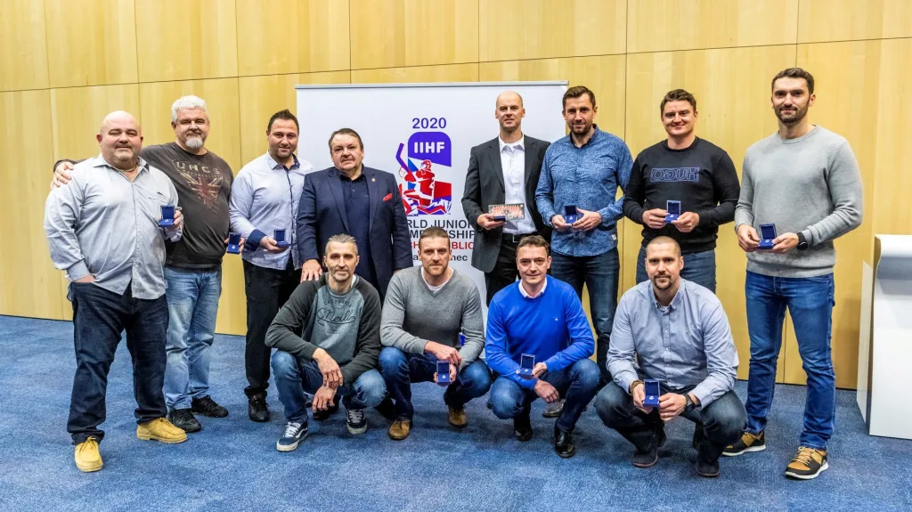 Parta juniorských mistrů světa z roku 2000 (Milan Kraft uprostřed horní řady)