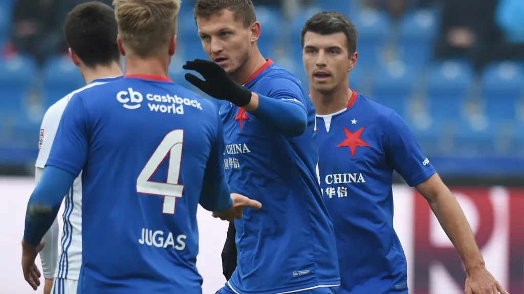 Slávista Tomáš Necid (uprostřed) se raduje se spoluhráči z gólu