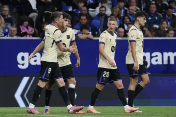 Fotbalisté Barcelony slaví trefu Lewandowského