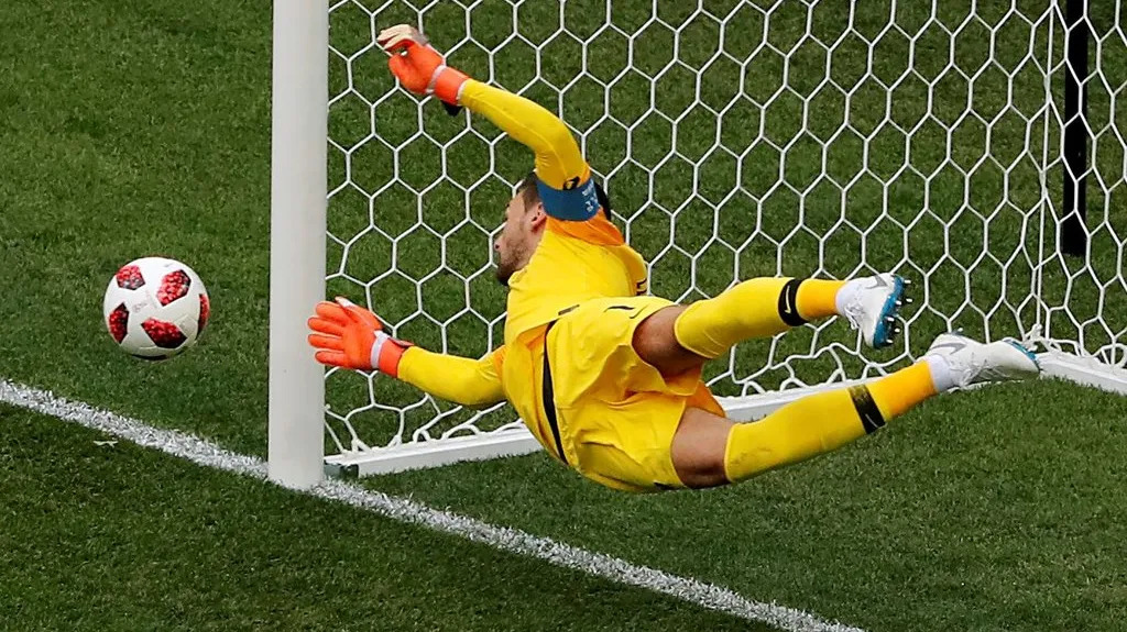 Francouzský brankář Hugo Lloris v utkání proti Uruguayi