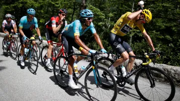 Chris Froome (vpravo) se osvěžuje během 8. etapy TdF
