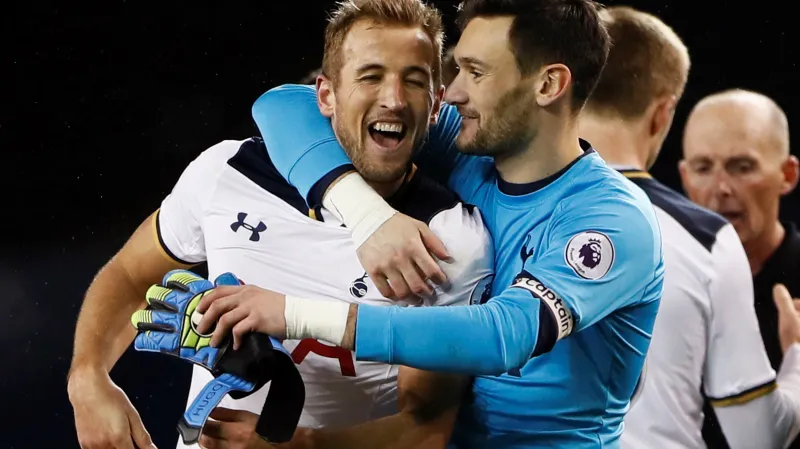 Slavící Harry Kane a Hugo Lloris