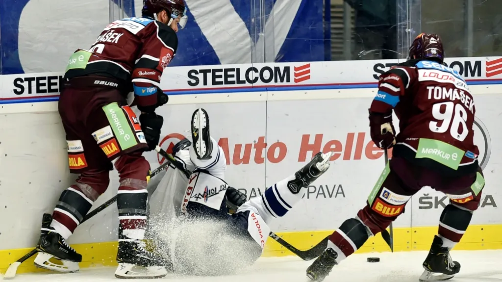 Adam Polášek ze Sparty skládá protihráče z Vítkovic