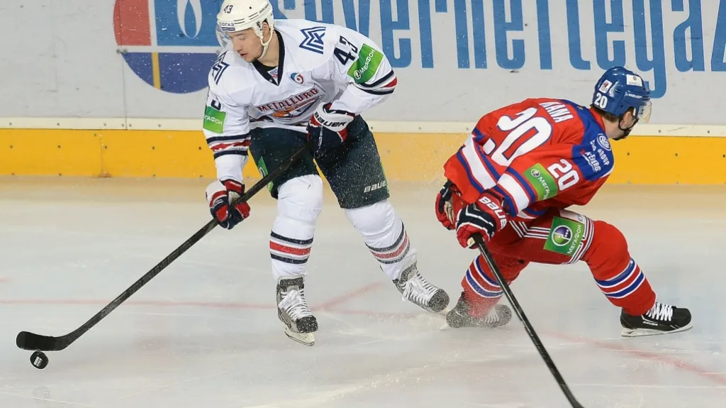 Útočník Lva Petr Vrána (vpravo) a Jan Kovář Magnitogorsku