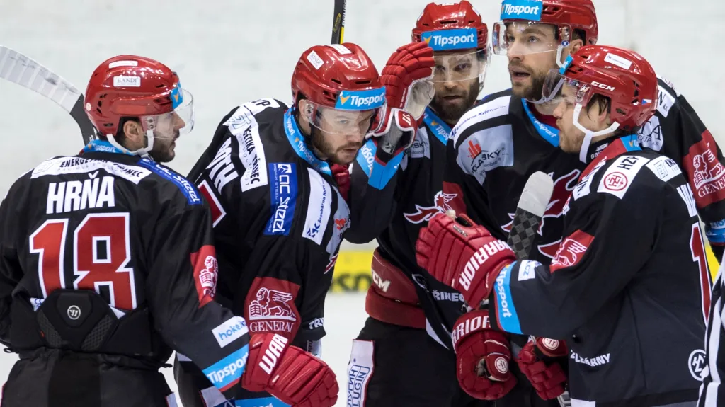 Hokejisté Třince se radují ze vstřelené branky