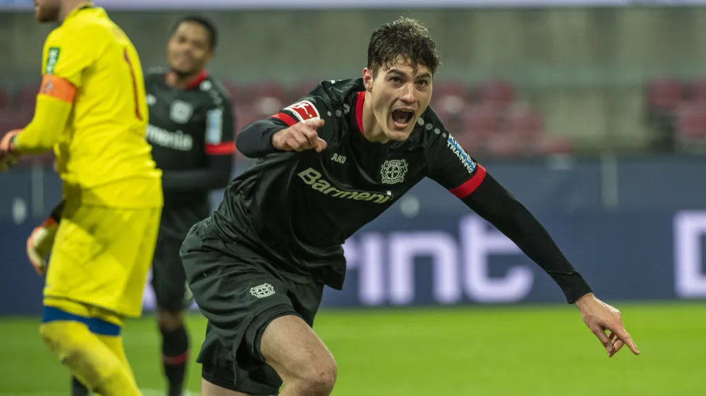 Patrik Schick slaví gól v dresu Leverkusenu