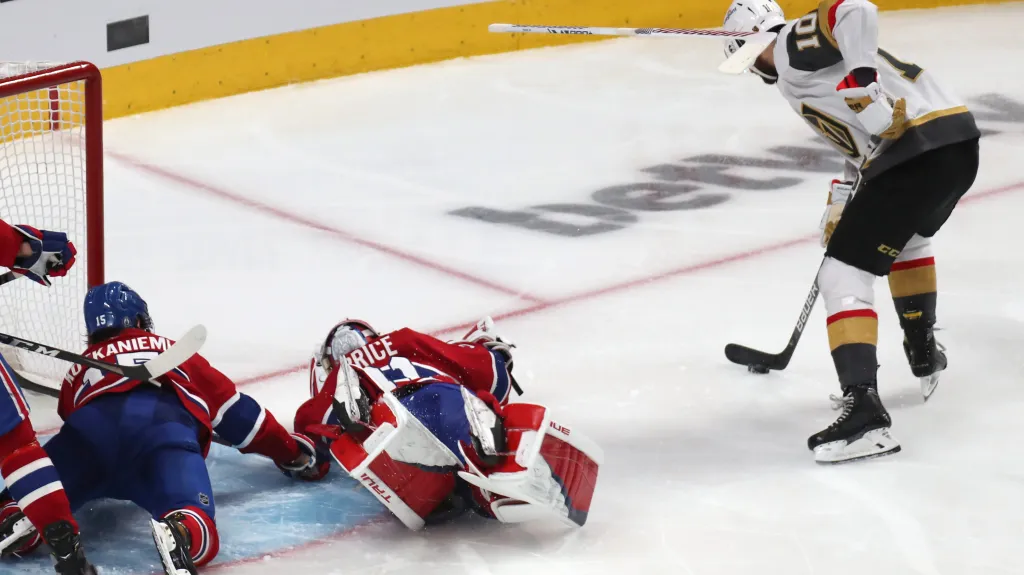 Nicolas Roy z Las Vegas střílí gól do sítě Montrealu