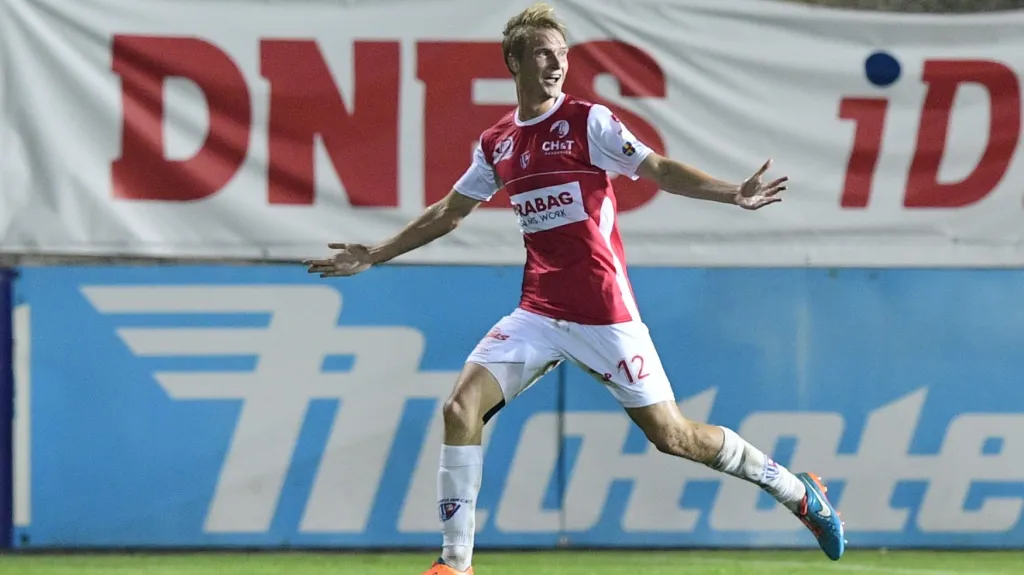 Emil Tischler z Pardubic se raduje z gólu