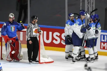 Hokejisté Kazachstánu oslavují gól v utkání proti Itálii