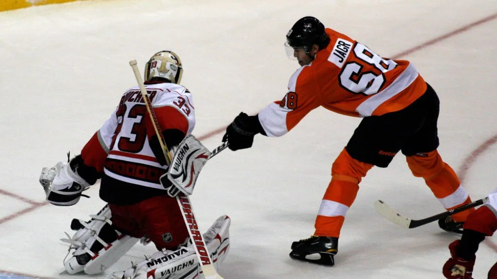 Jaromír Jágr skóruje proti Carolině