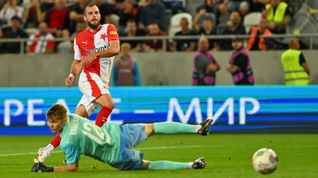 Václav Jurečka překonává gólmana Dnipra