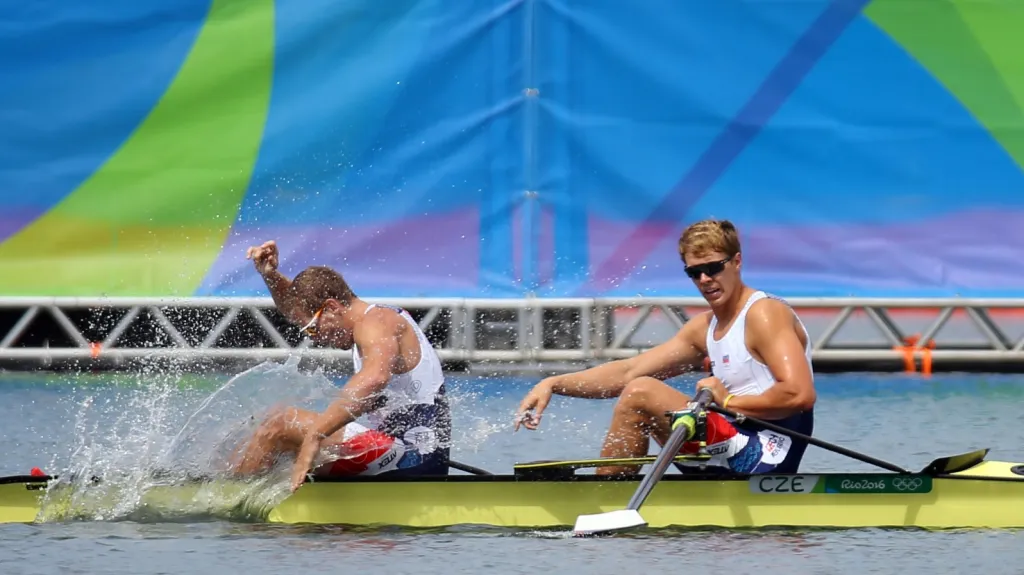 Helešic s Podrazilem se radují z vítězství v B finále