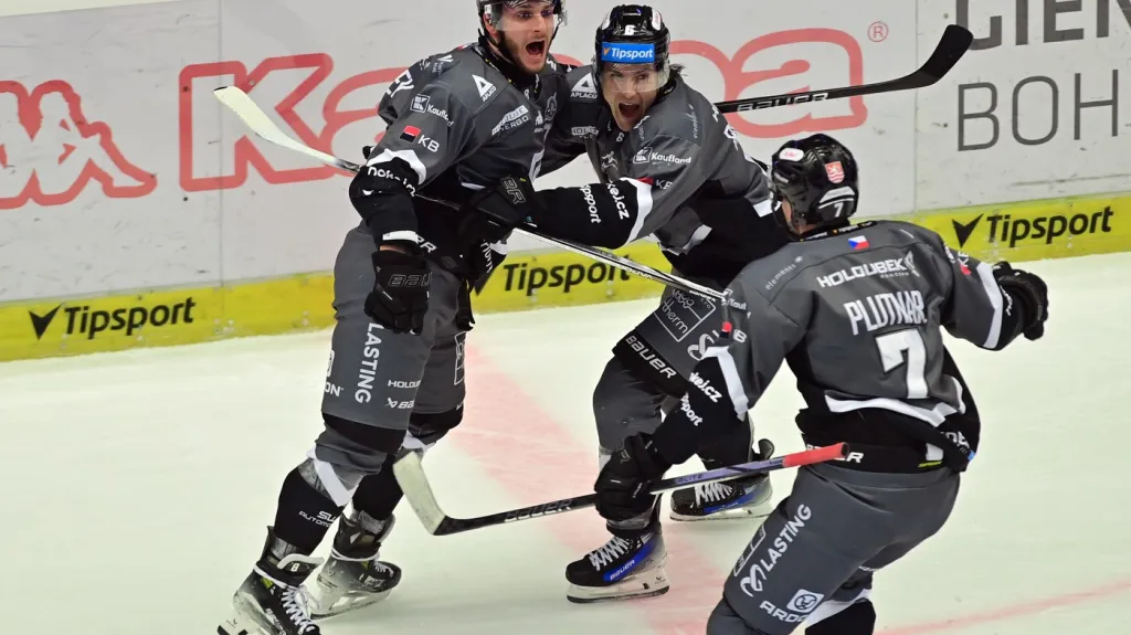 Karlovarský Ondřej Beránek (vlevo) slaví gól