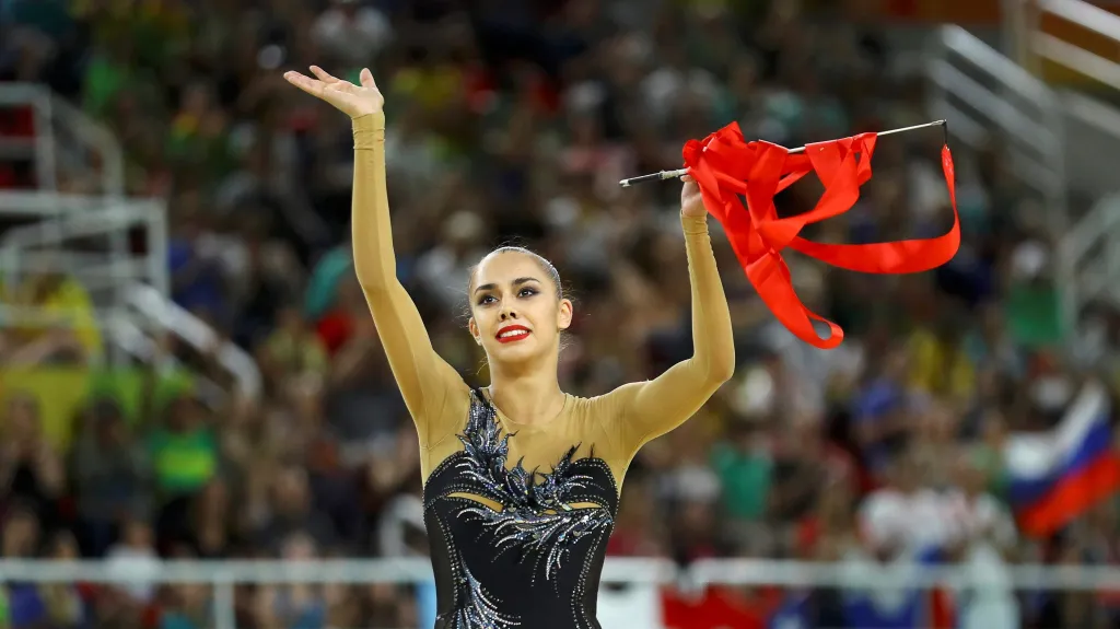 Ruská moderní gymnastka Margarita Mamunová se stuhou
