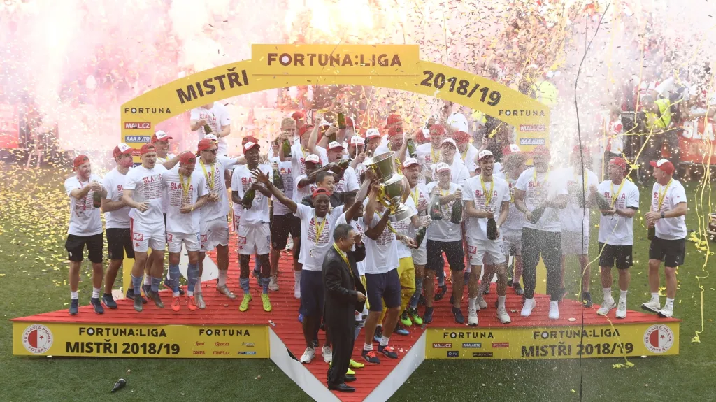 Fotbalisté Slavie s pohárem pro mistra ligy