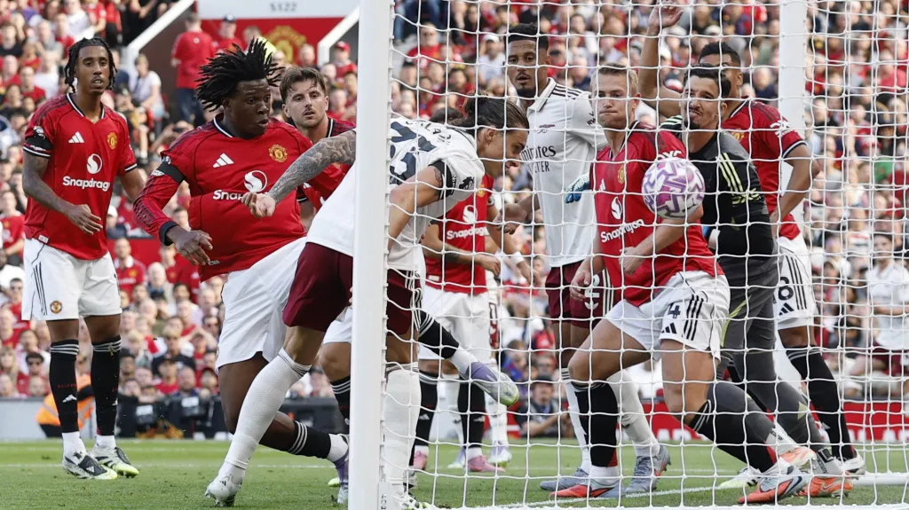 Riccardo Calafiori skóruje proti Manchesteru United