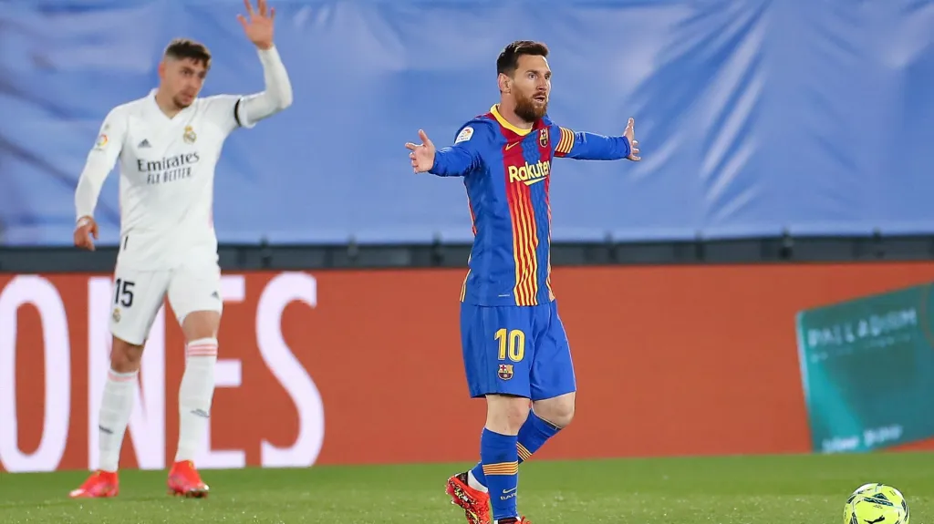 Lionel Messi (vpravo) se diví v utkání s Realem Madrid