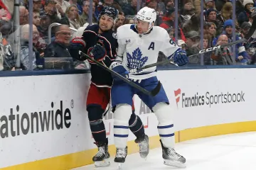 Denton Mateychuk a John Tavares v utkání Maple Leafs s Blue Jackets