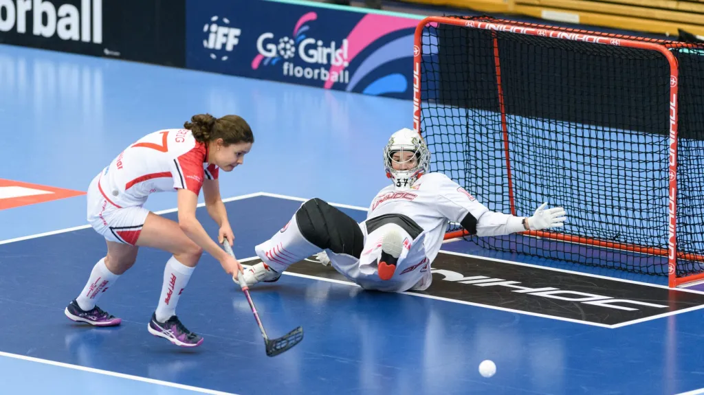 Isabelle Gerigová ze Švýcarska a česká brankářka Jana Christianová