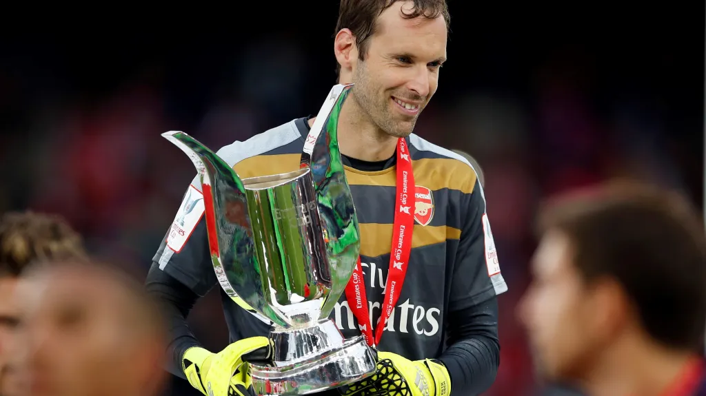 Petr Čech s trofejí pro vítěze Emirates Cupu