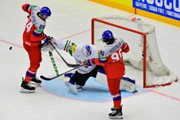 Adam Klapka s Danielem Voženílkem před maďarskou brankou