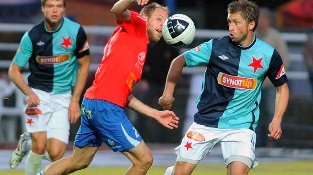 Daniel Kolář z Plzně bojuje o míč s Davidem Hubáčkem