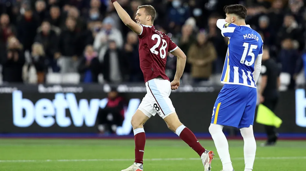 Tomáš Souček oslavuje gól v síti Brightonu