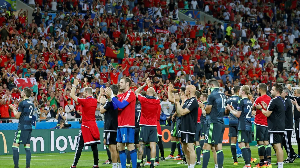 Fotbalisté Walesu děkují fanouškům