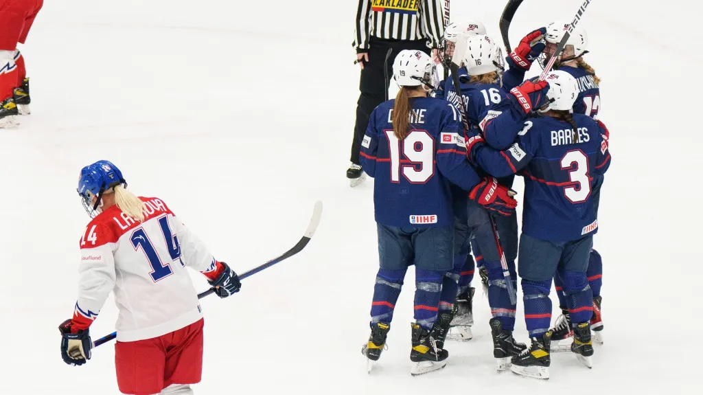 Americké hokejistky se radují z branky v utkání proti českému výběru