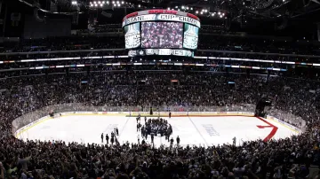 Hala Staples Centre těsně po vítězství Los Angeles ve Stanley Cupu
