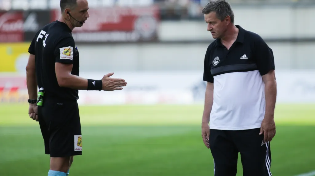Sudí Pavel Julínek umravňuje kouče Zlína Josefa Csaplára