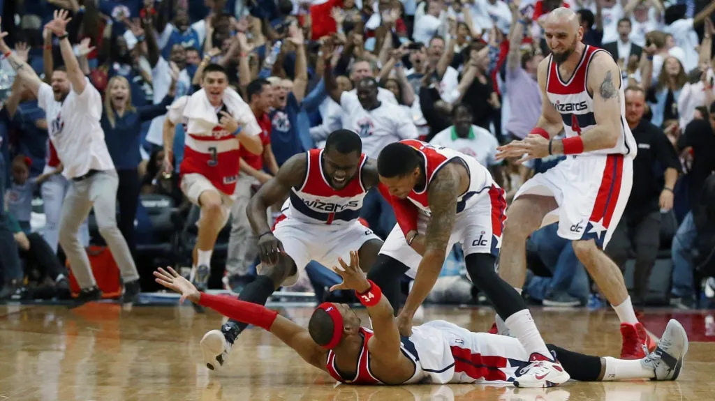 Radost hráčů Wizards po vítězné střele Pierce