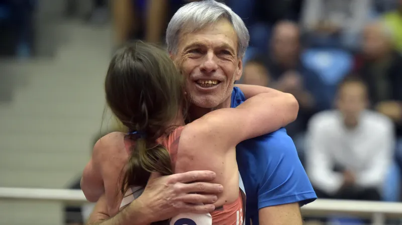 Simona Vrzalová v objetí s trenérem Augustinem Šulcem