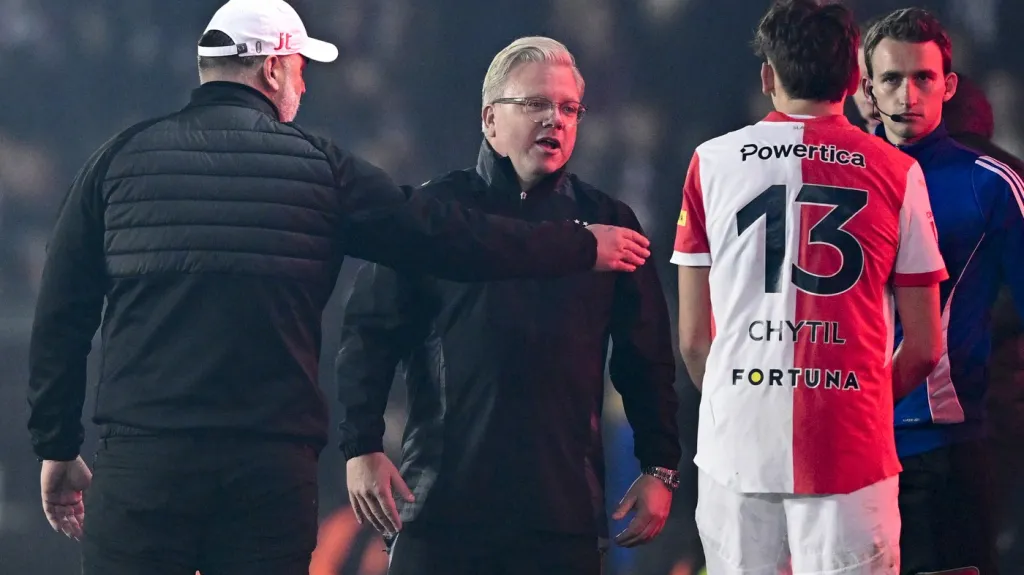 Slávista Mojmír Chytil v diskusi s trenérem Sparty Larsem Friisem