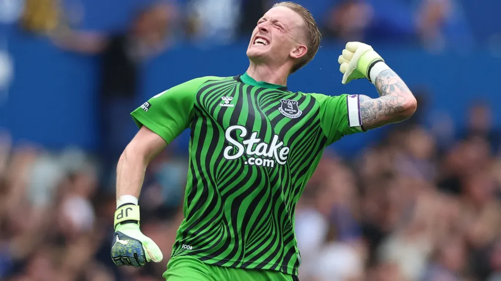 Jordan Pickford z Evertonu oslavuje úspěšný zákrok