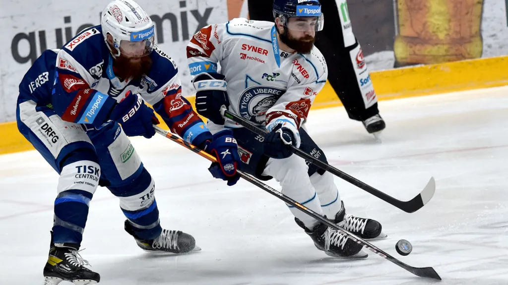 Brněnský bek Kevin Tansey stíhá Marka Zachara z Liberce