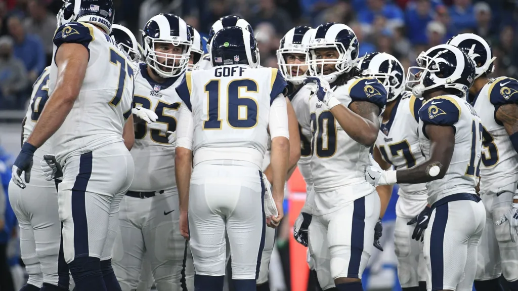 LA Rams při poradě v huddlu