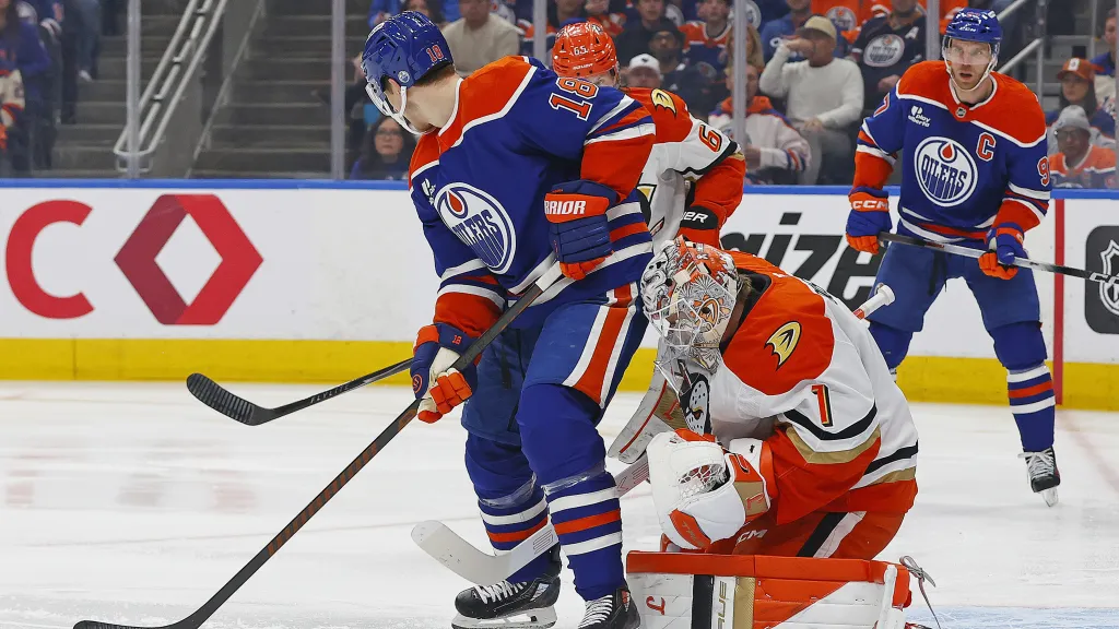 Český brankář Anaheimu Lukáš Dostál v utkání play-off NHL proti Edmontonu