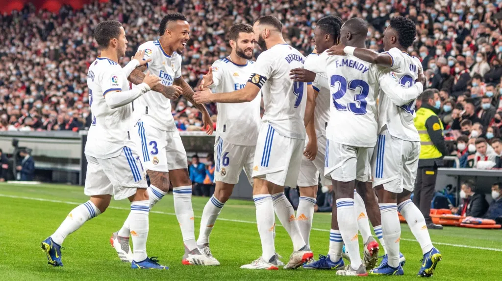 Fotbalisté Realu Madrid oslavují gól v Bilbau